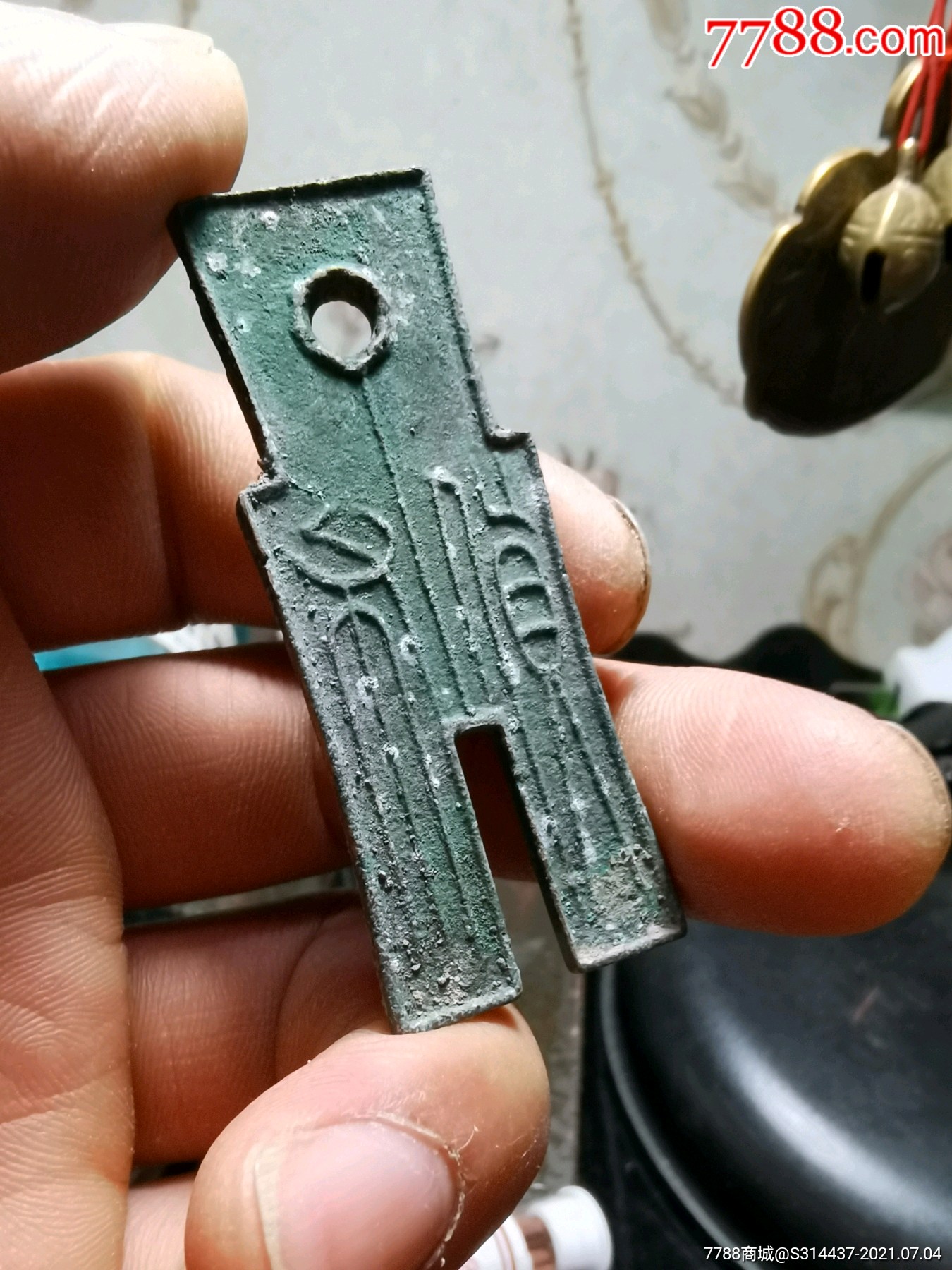 货布一枚,薄锈,轻微腐蚀