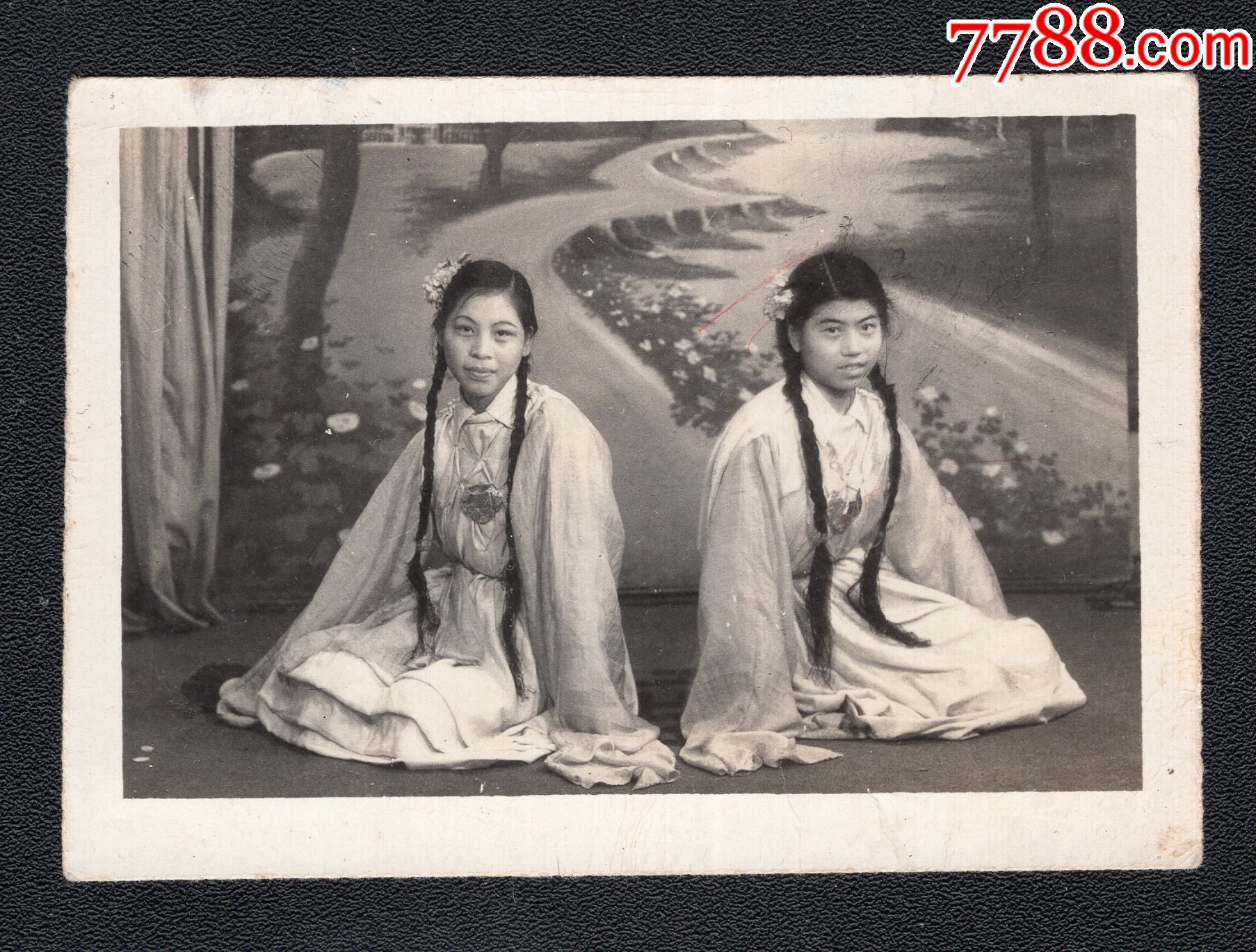 50年代长辫子美女老照片1张尺寸约568厘米