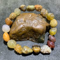 精美筋脉石老料原石手串一条