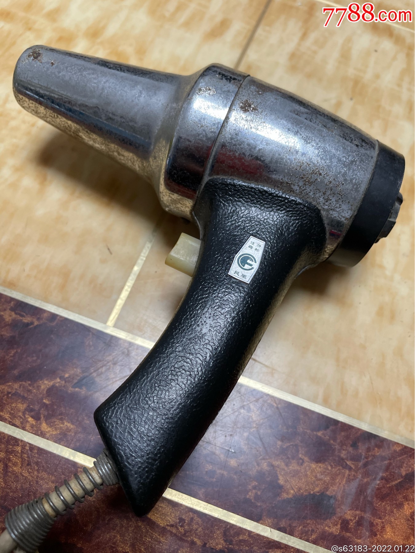 六十年代电吹风非常厚重