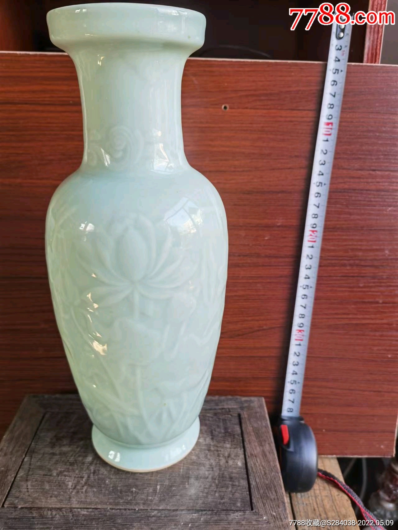 文革时期龙泉窖刻花赏瓶中国龙泉款