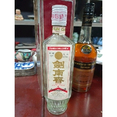 80年代方瓶60剑南春酒瓶