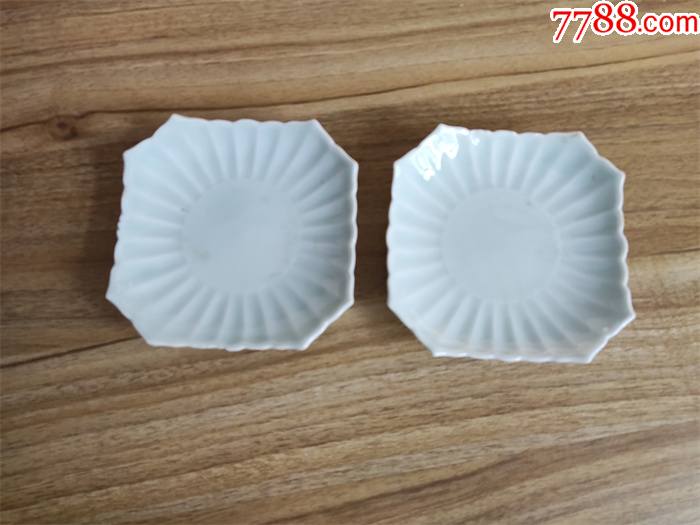 民国时期八角形豆青釉盘一对