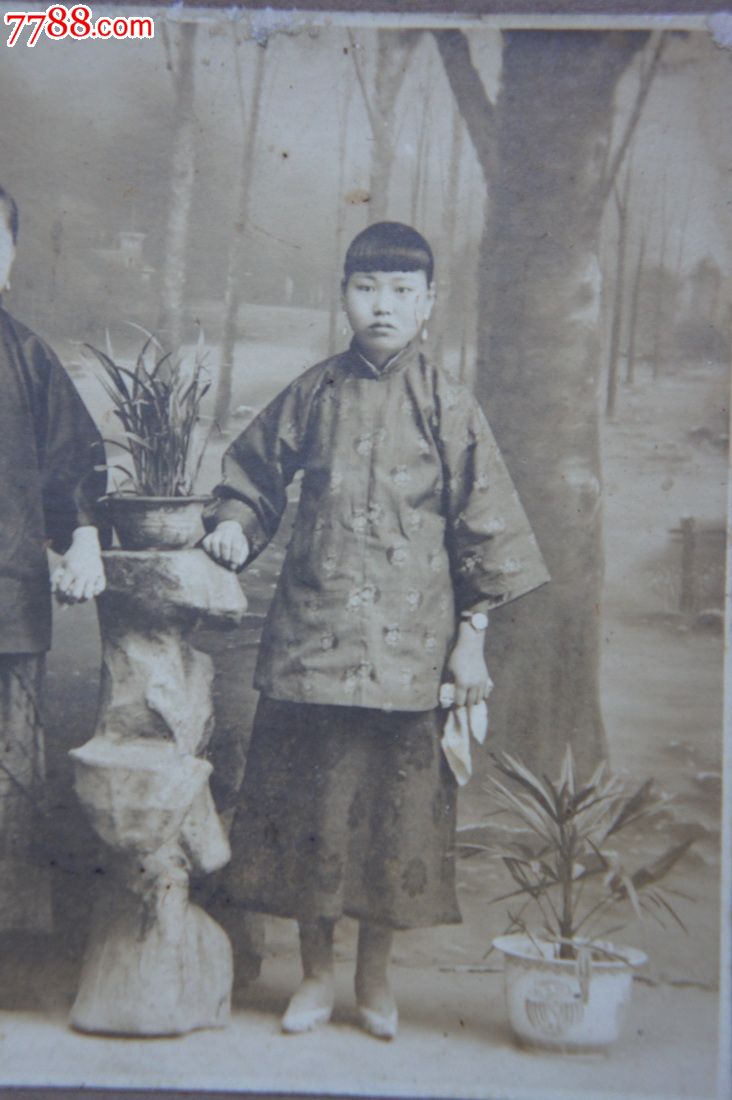民国三<em>美女</em>,<em>三寸金莲</em>。戴手表拿手帕,漂亮啊_