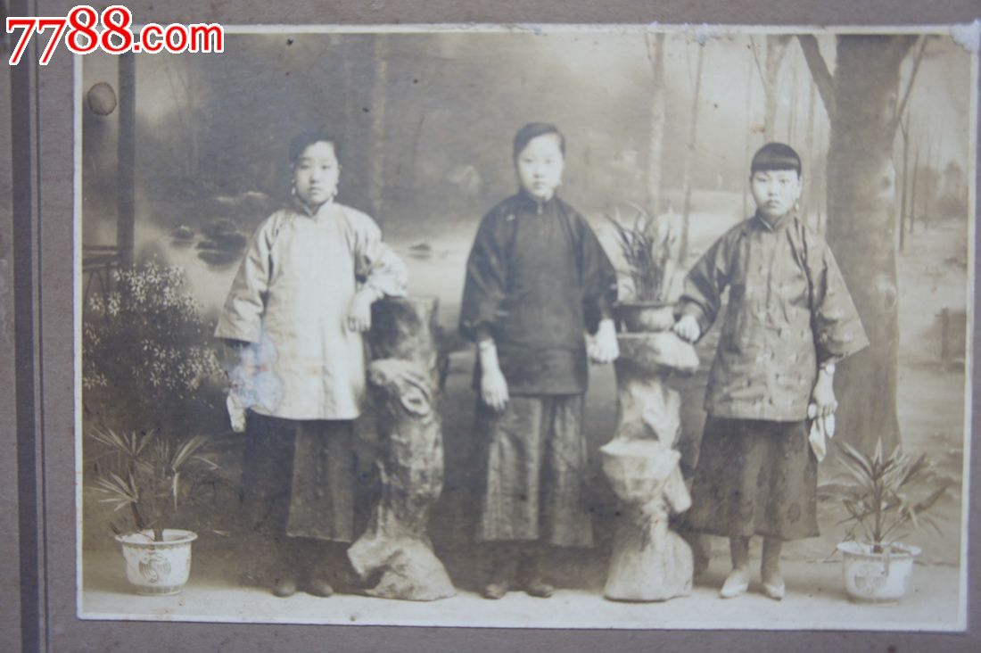 民国三<em>美女</em>,<em>三寸金莲</em>。戴手表拿手帕,漂亮啊_