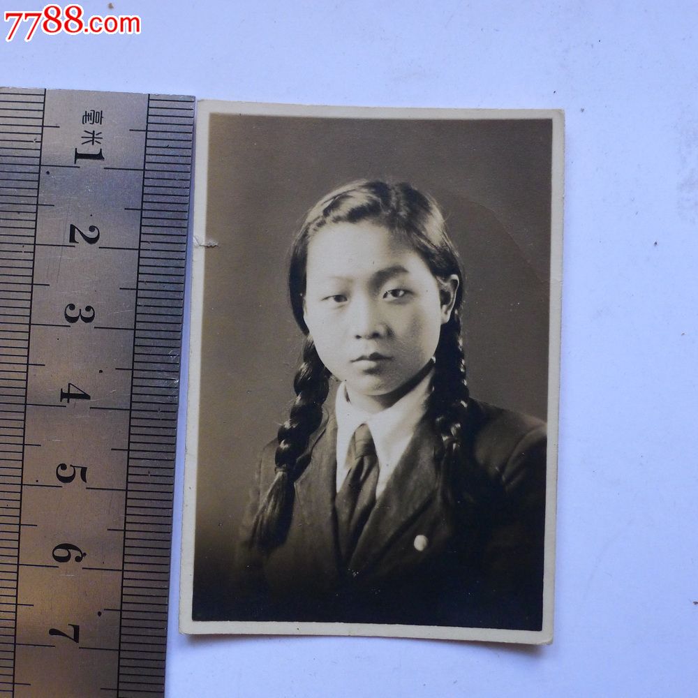 梳两个麻花辫的穿西装<em>打领带</em>的民国<em>女</em>学生。1