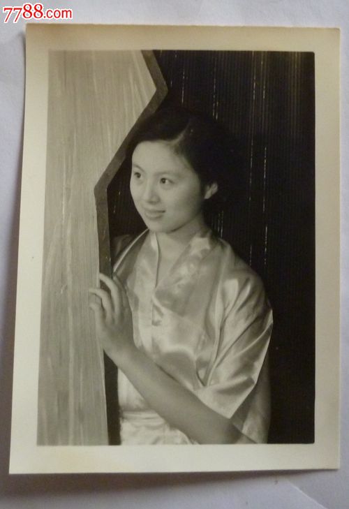 <em>穿丝绸睡衣</em>偷窥的女人【8.3X6厘米】,老照片-