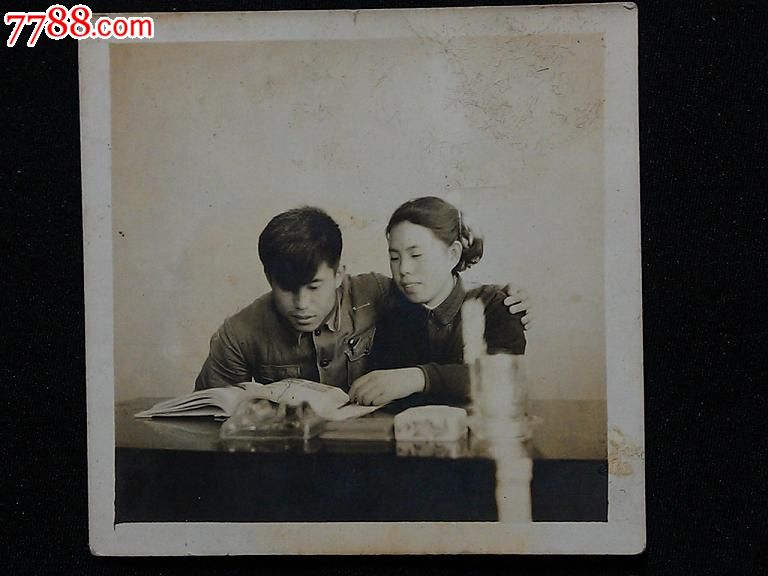 五十年代耍朋友老照片:<em>男欢女爱书籍</em>为伴【6.