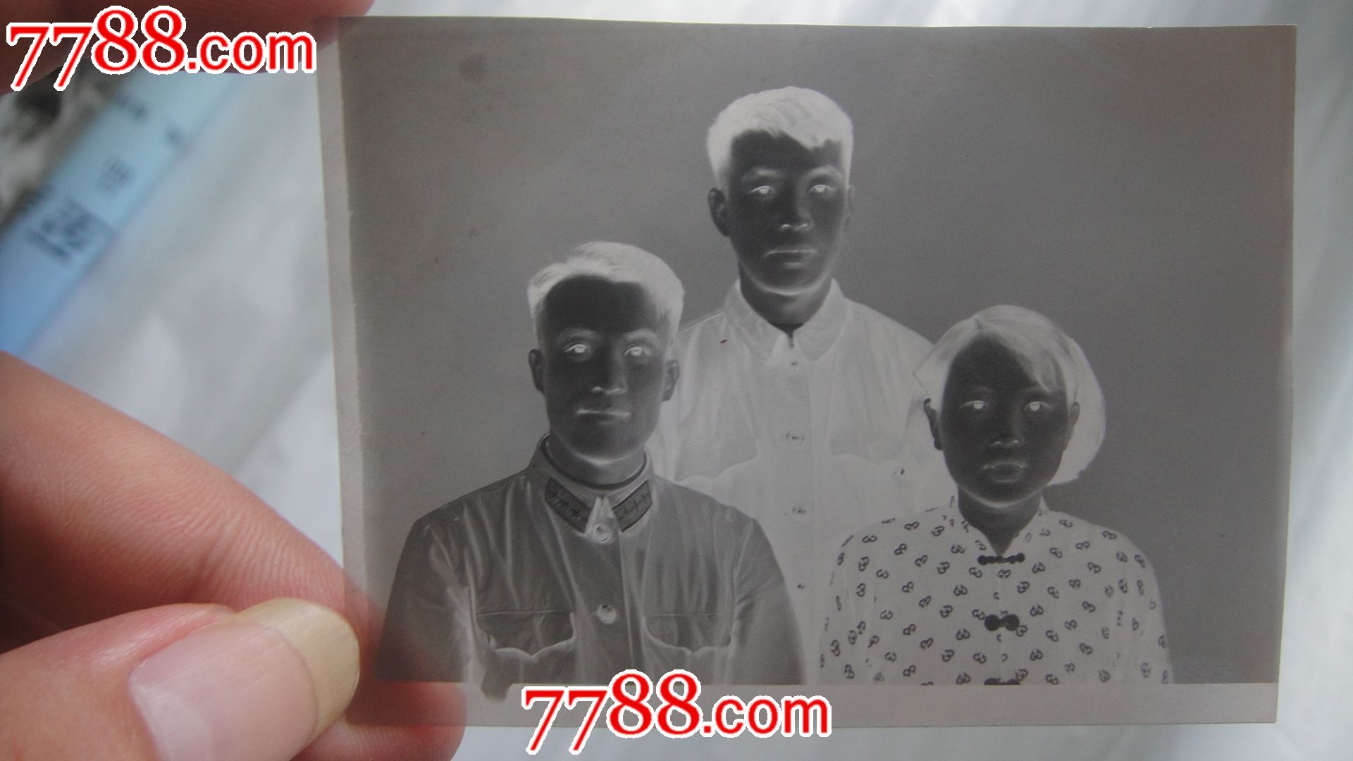 早期老底片(军人家庭合影,一杠三星)_老照片_咏