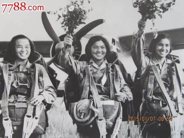 50年代体育老照片---<em>女跳伞</em>英雄老照片一件【