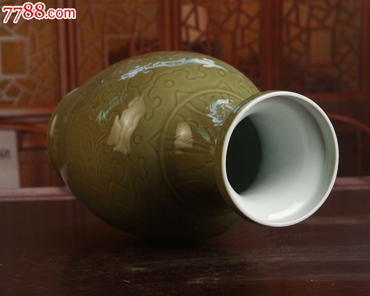 景德镇陶瓷/文革瓷器/建国瓷厂冬青釉暗刻宝相花赏瓶