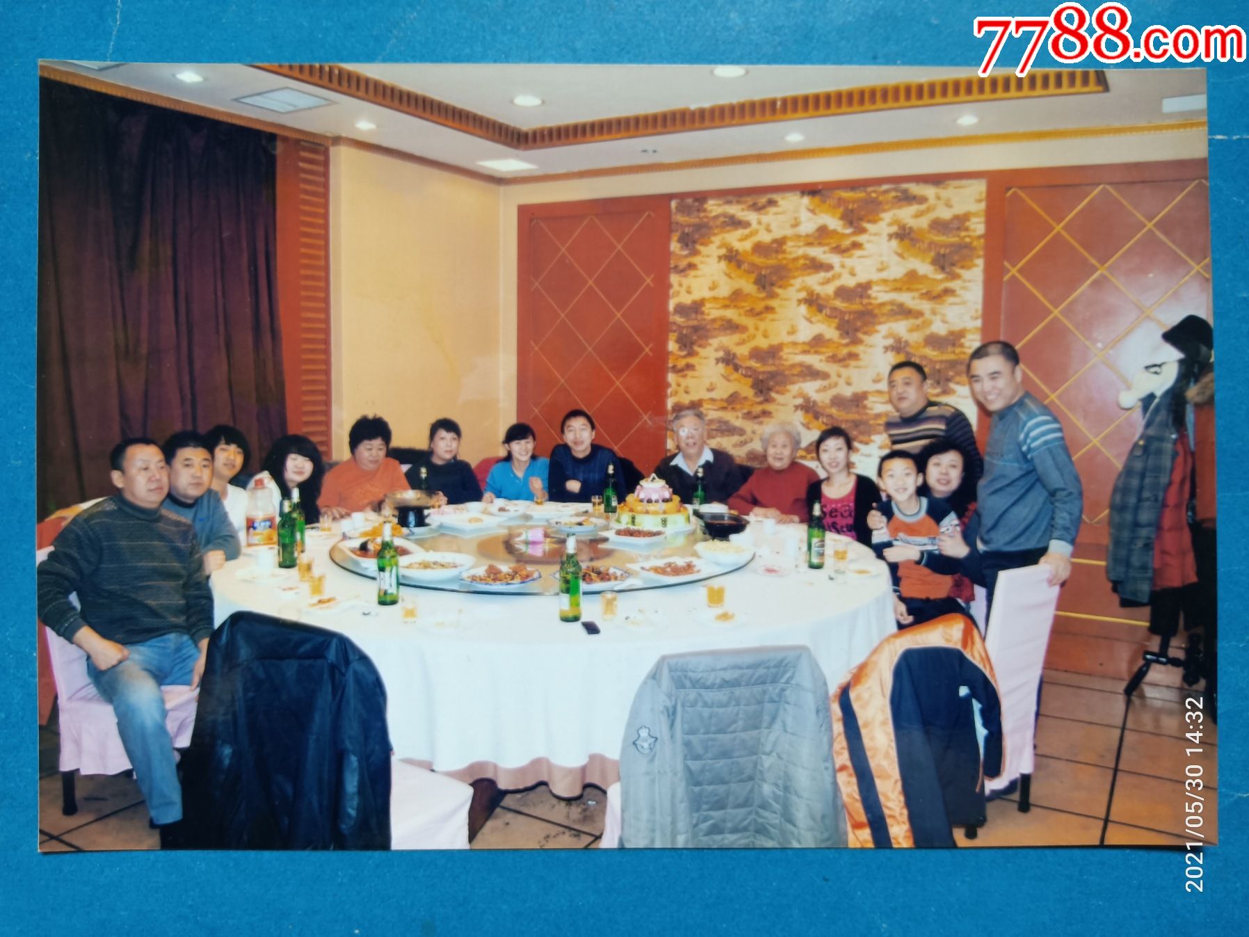 老照片:2008年哈尔滨的全家福,哈尔滨啤酒,雪花啤酒.