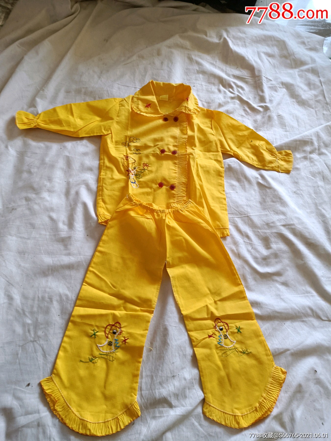 怀旧好品全新20年前绣花儿童黄衣服一身