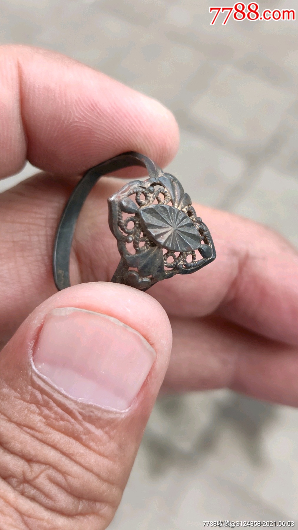 带工精美铜戒指一枚目测是清代