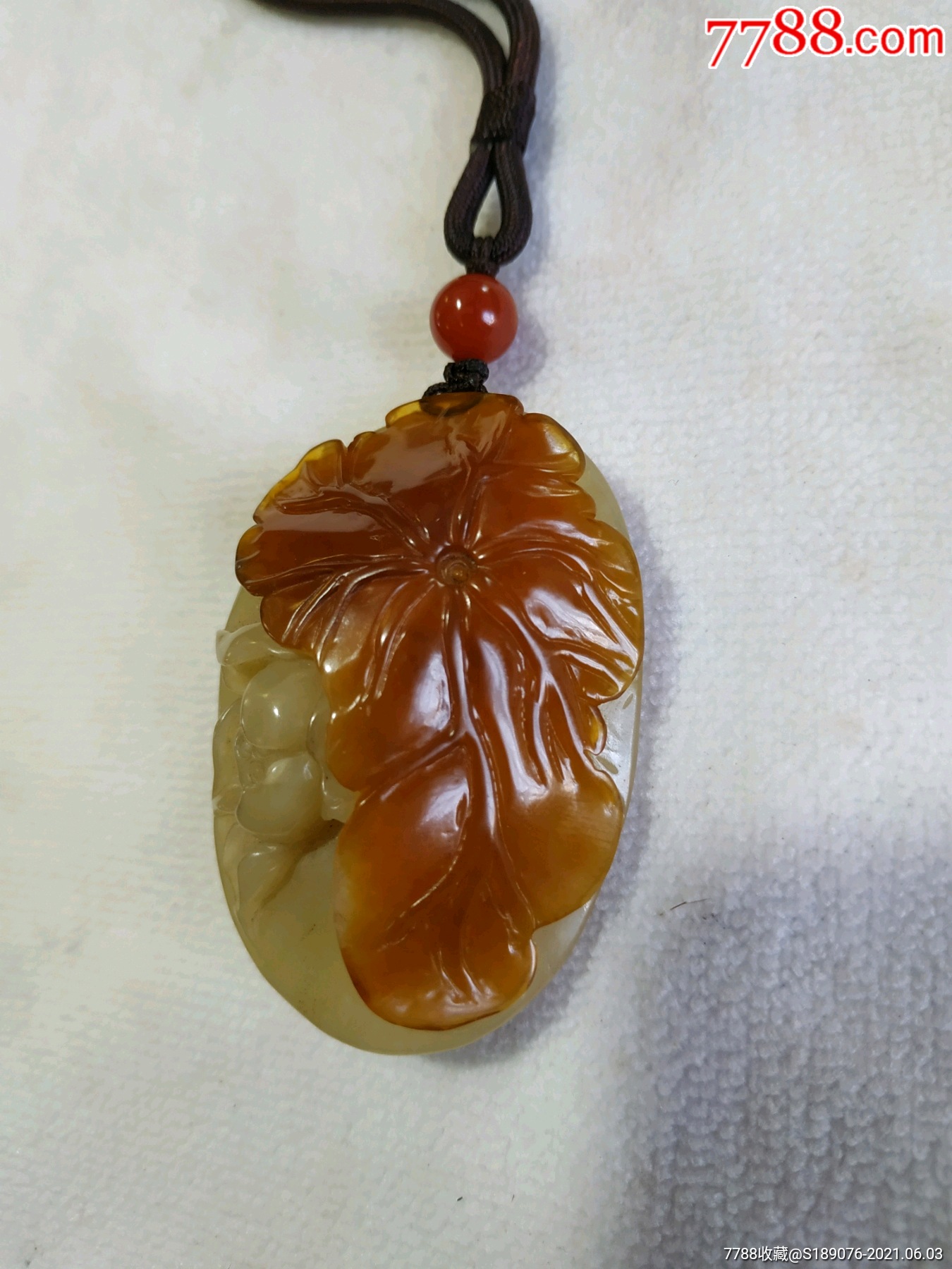 黄玉巧雕荷花挂件