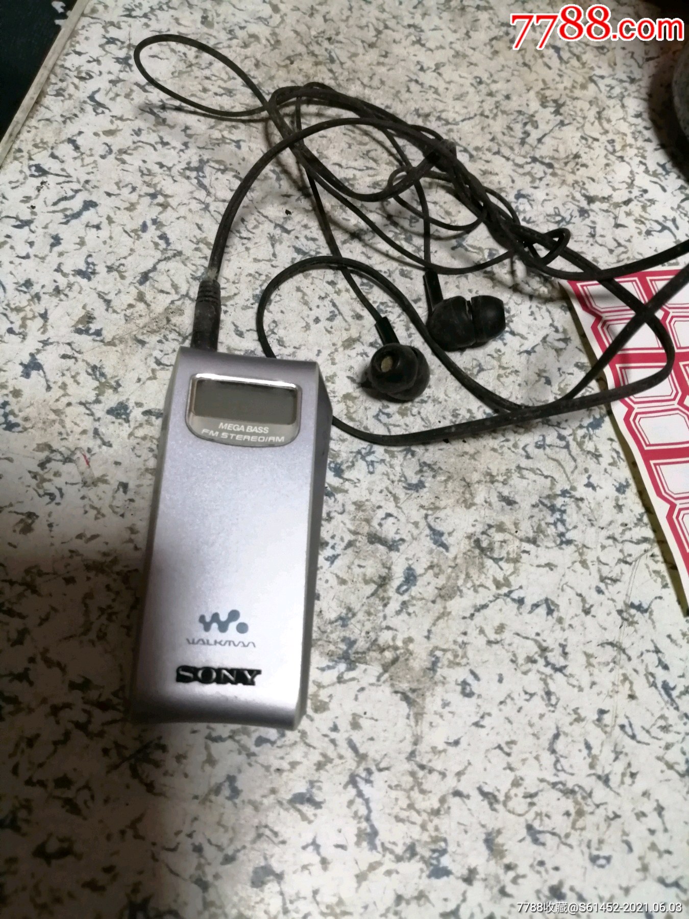 索尼收音机一台,耳机是杂牌