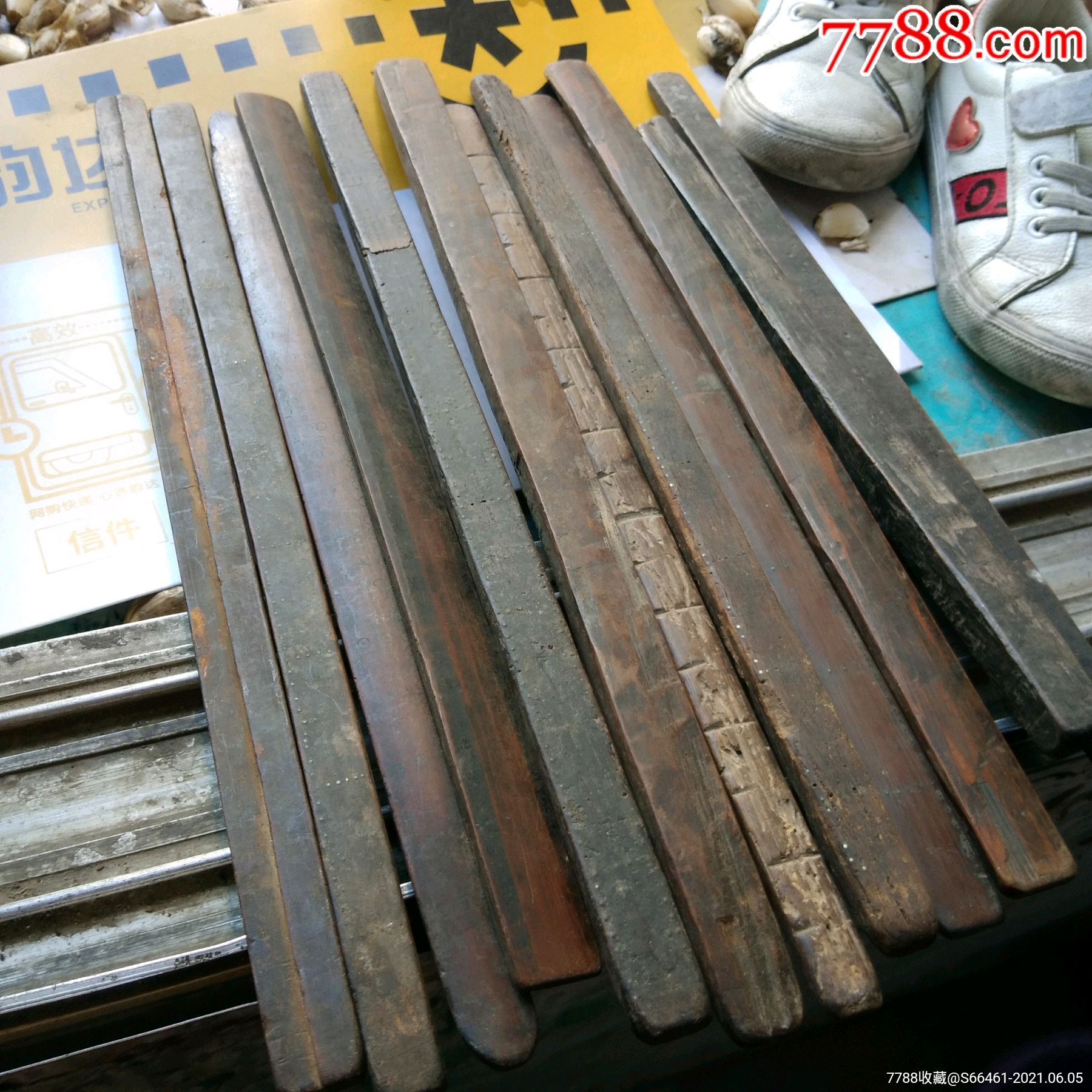 刚收到的古董尺子12把,有一些是带银星的红木尺子