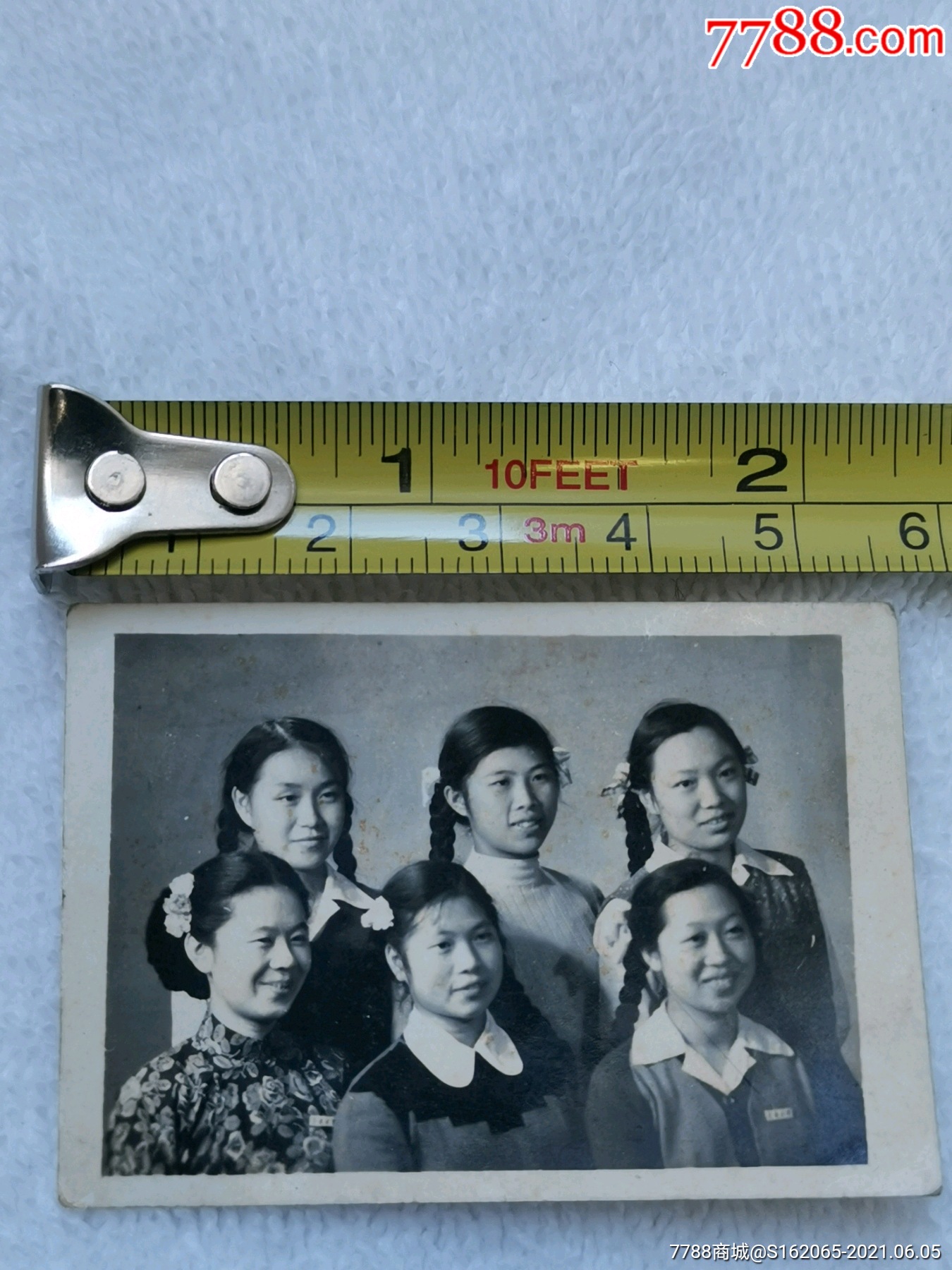 五十年代大辫子美女合影-价格:6元-au26665872-老照片 -加价-7788收藏