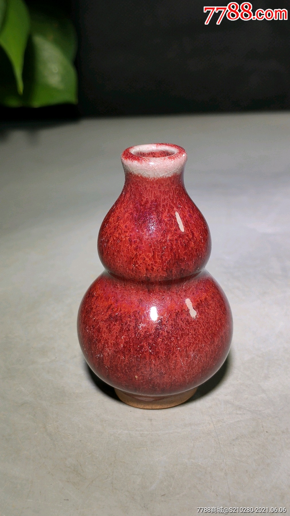 红釉葫芦小瓷瓶造型独特瓷质细腻釉水肥厚十分精致