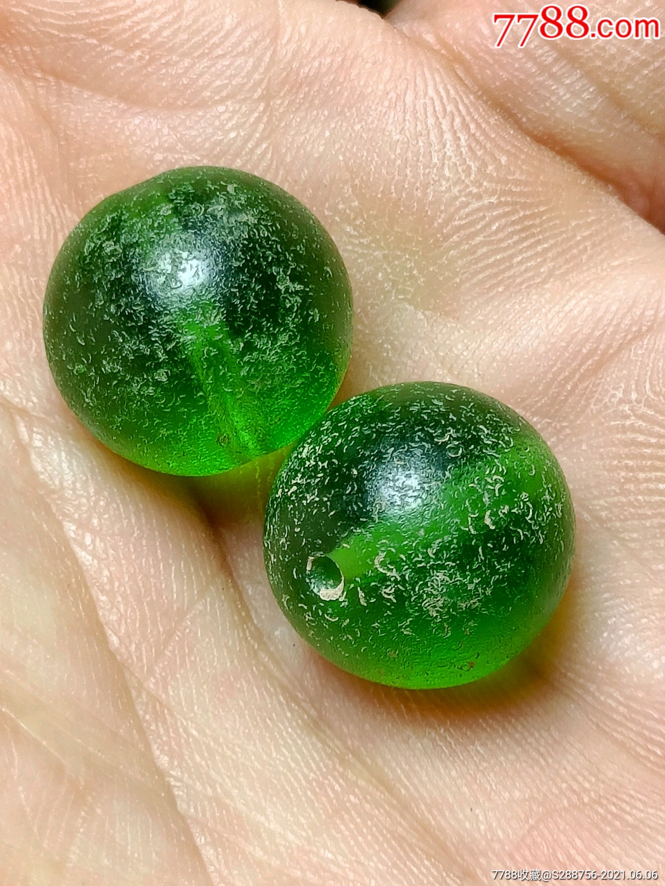 清代琉璃绿色圆珠一对