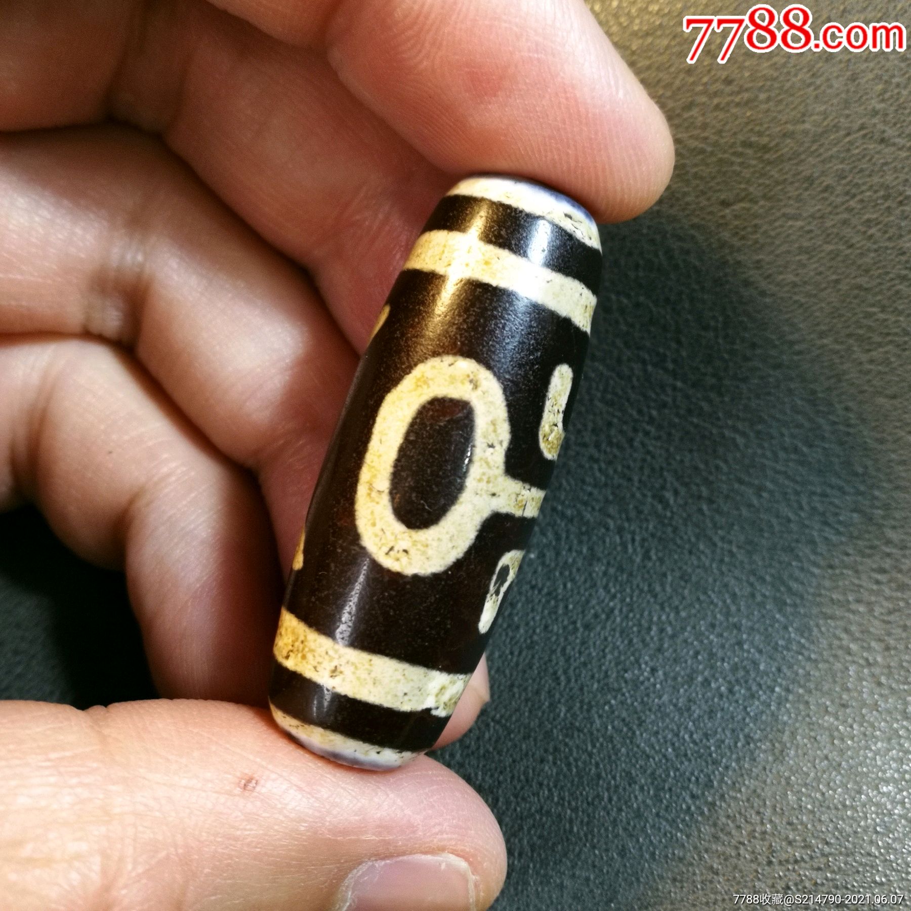 藏传镶蚀红玉髓贵人财神玛瑙天珠,长40宽15毫米,镶蚀清晰,玛瑙原矿珠