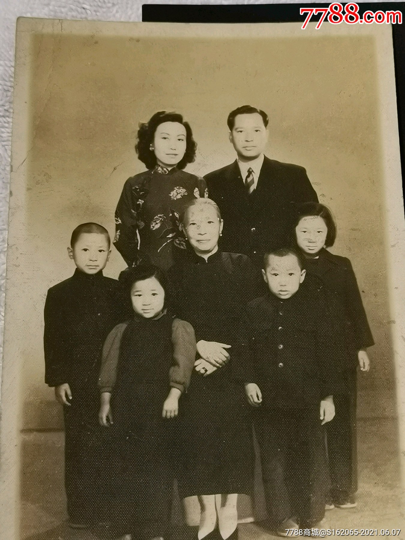 首页 拍卖 老照片 >> 民国全家福合影照滚动鼠标滚轴,图片即可轻松