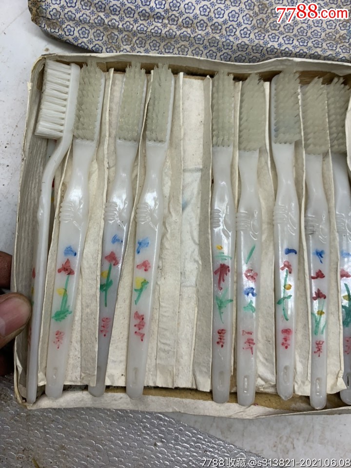 70年代老牙刷义和20只少一只,牙刷柄,纯手工绘制.
