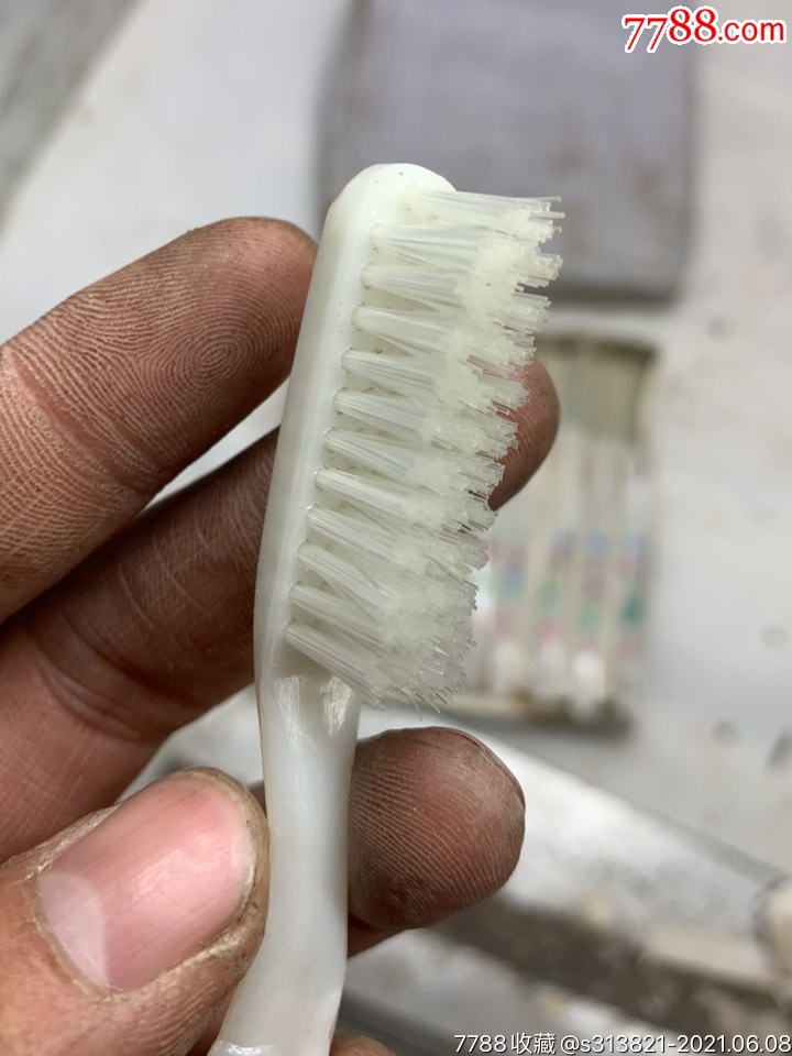 70年代老牙刷义和20只少一只,牙刷柄,纯手工绘制.