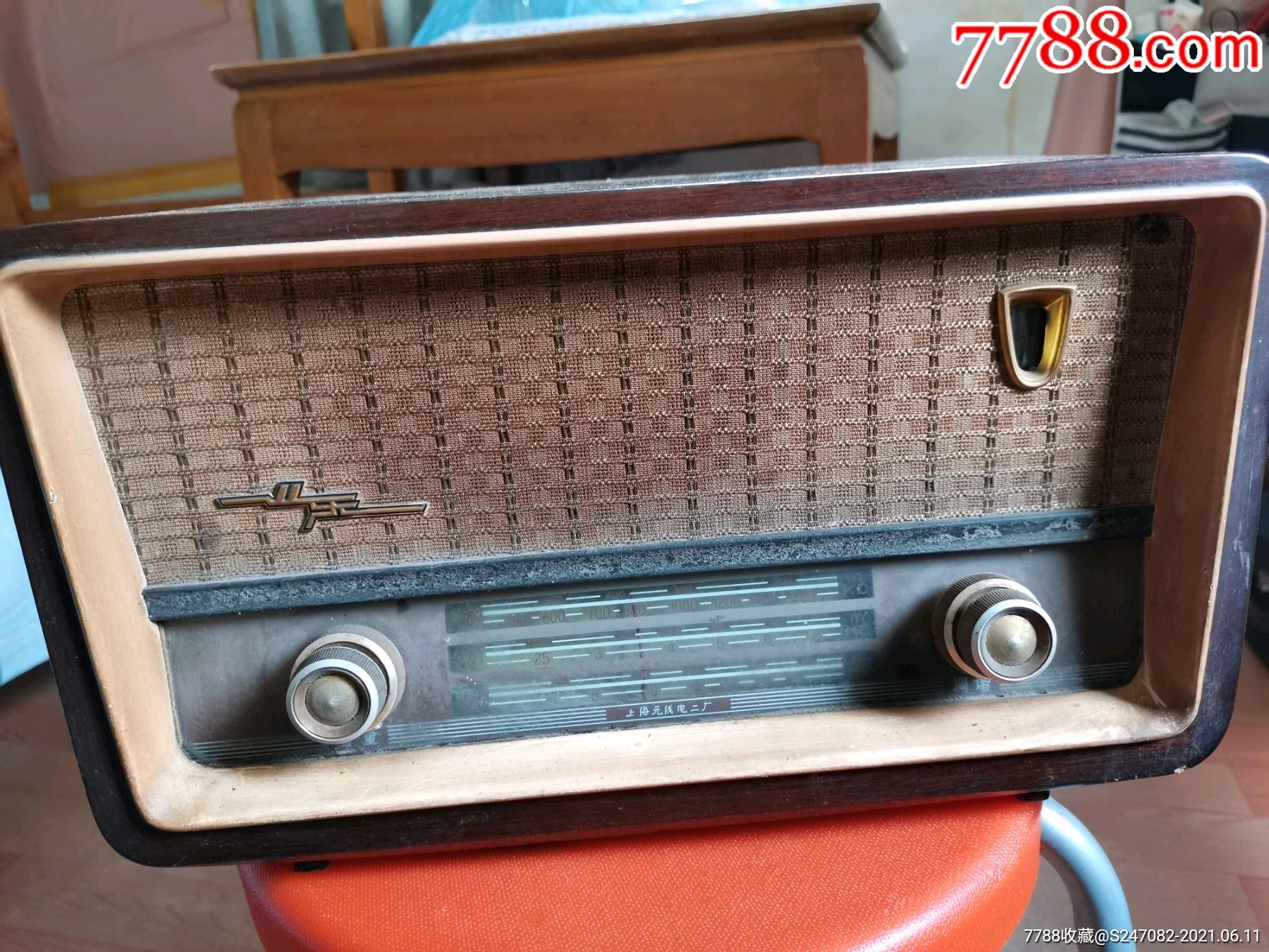上海牌261a收音机一台.