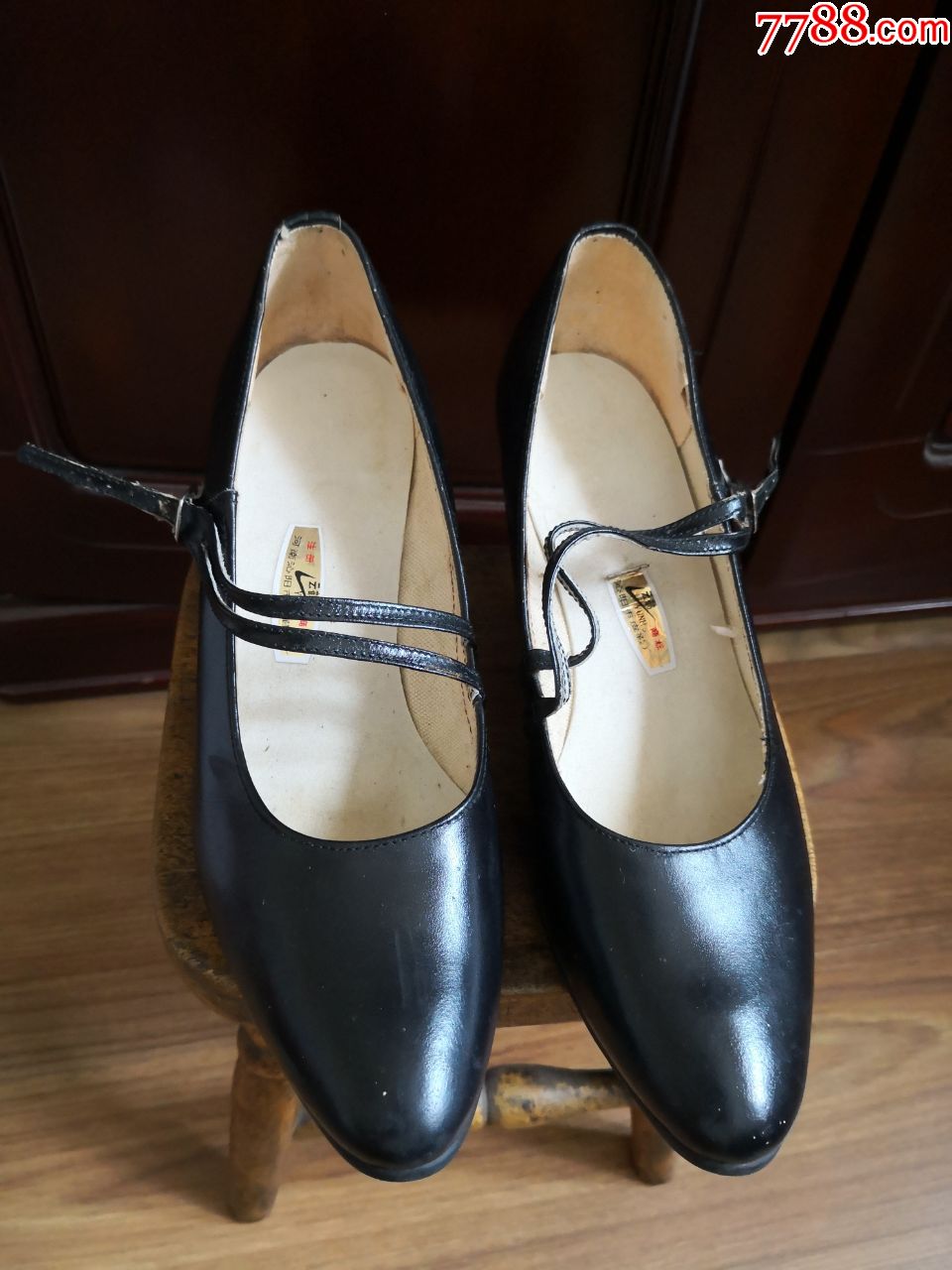 老式一带皮鞋