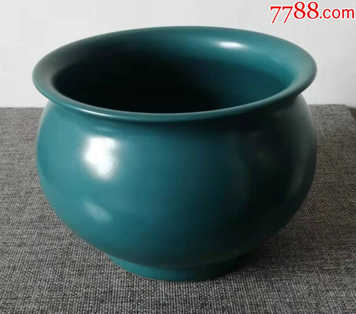 雍正年制官窑湖蓝色博士尊