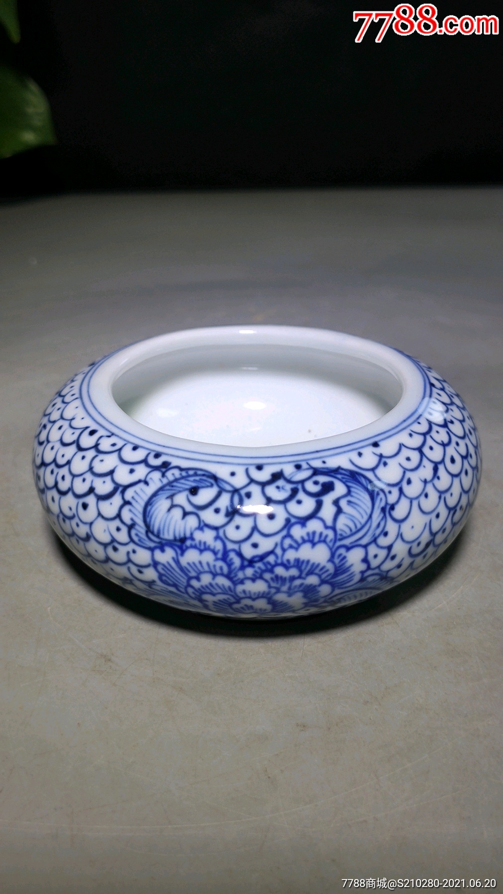 青花小笔洗造型独特瓷质细腻釉水肥厚图案精美