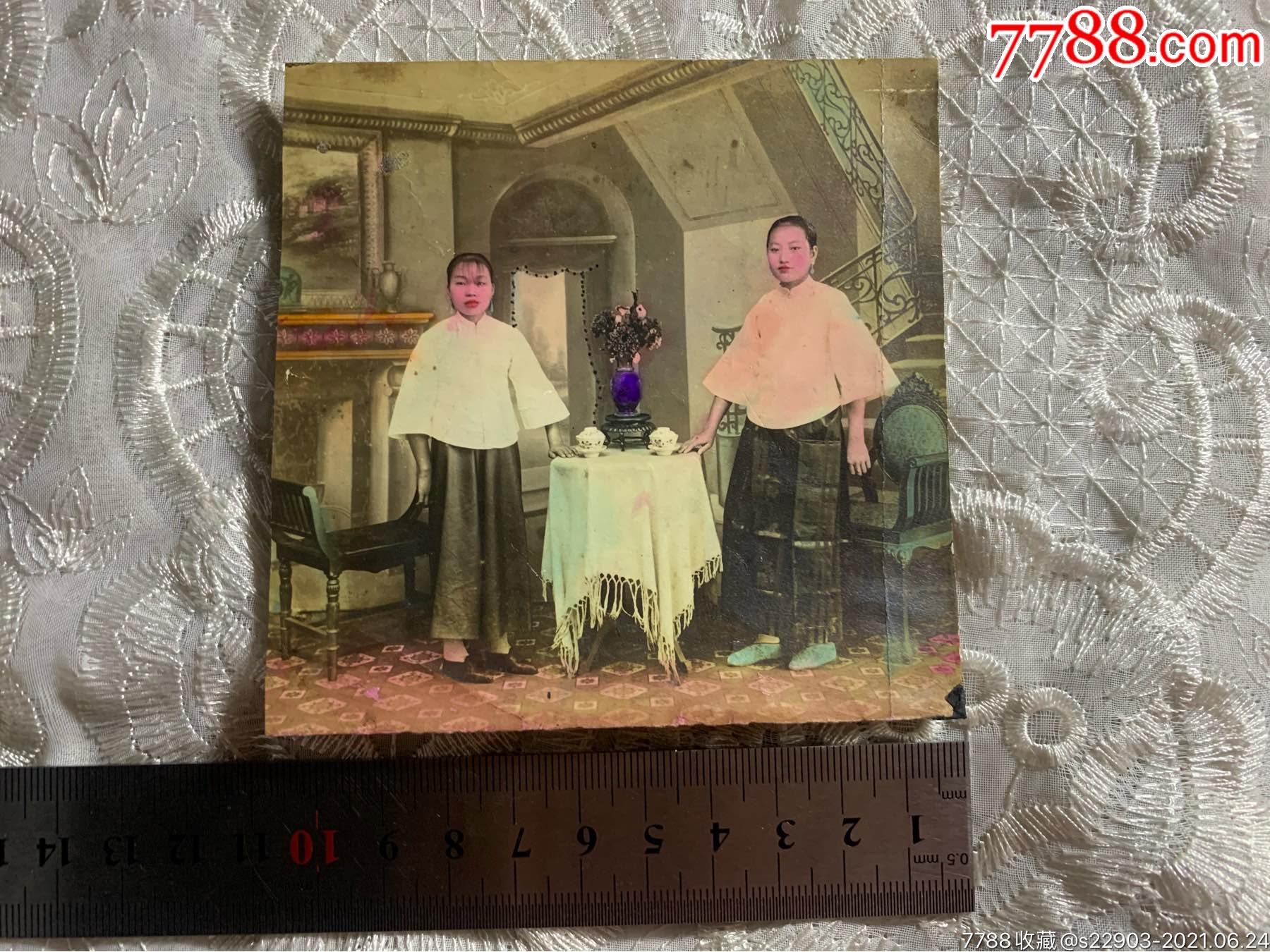 民国早期老照片:上色美女夫人美女的旗袍还有折痕是为了拍照才拿出来