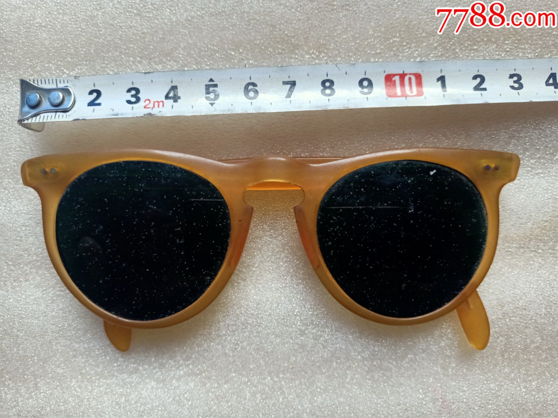 老墨镜c82,右侧腿有修,图中可见,品相如图