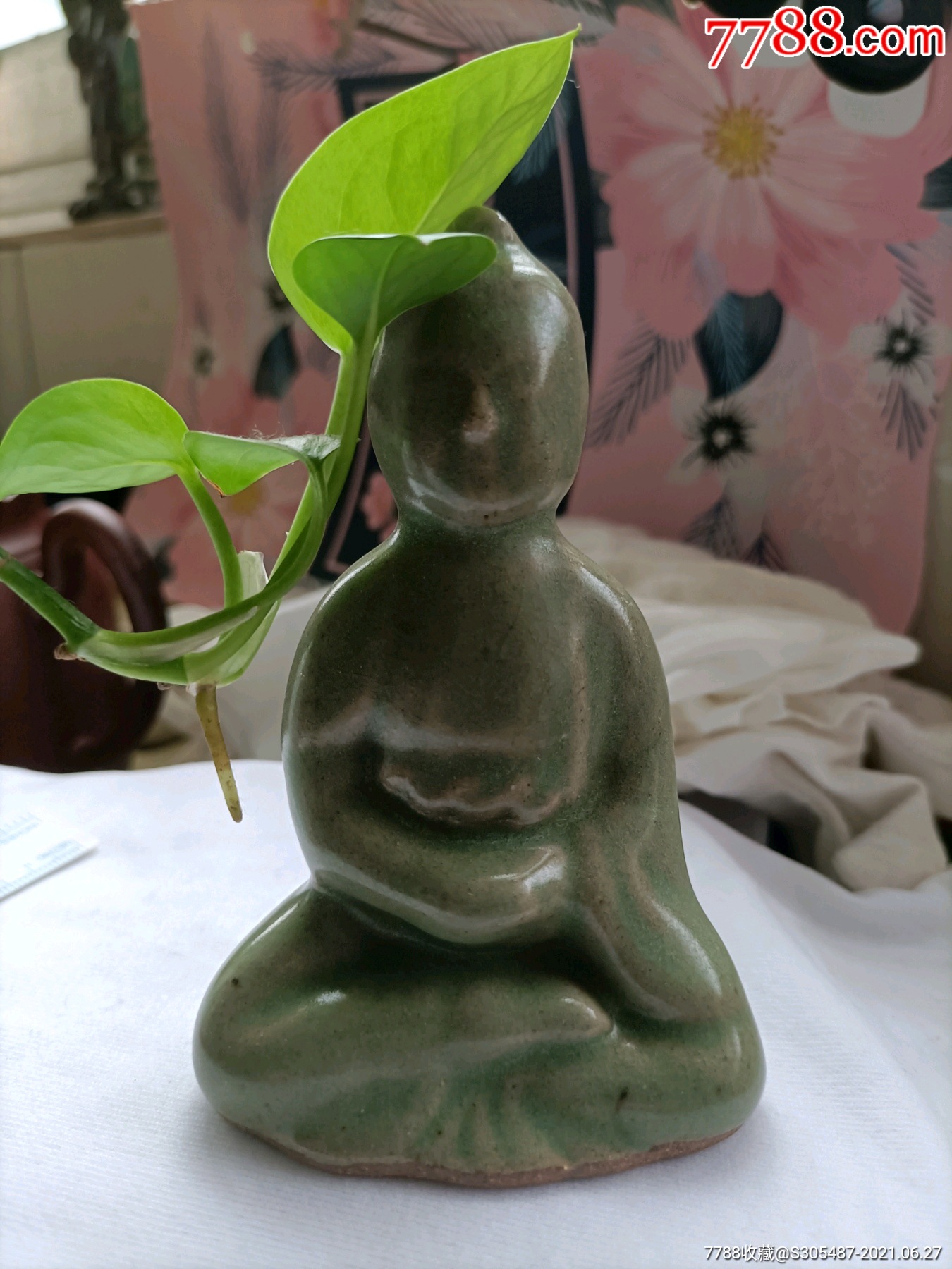 青瓷佛像一尊