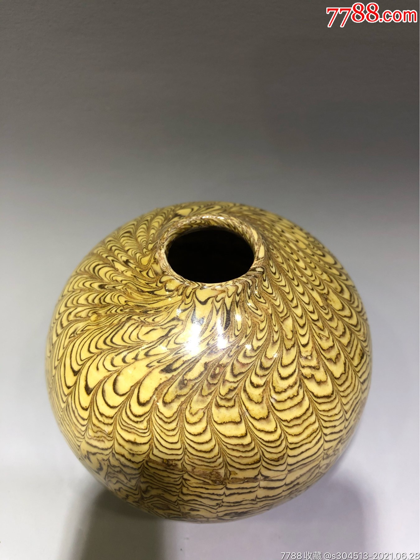 首页 拍卖 花釉/窑变瓷 >> 绞胎黄釉鸡心罐滚动鼠标滚轴,图片即可轻松