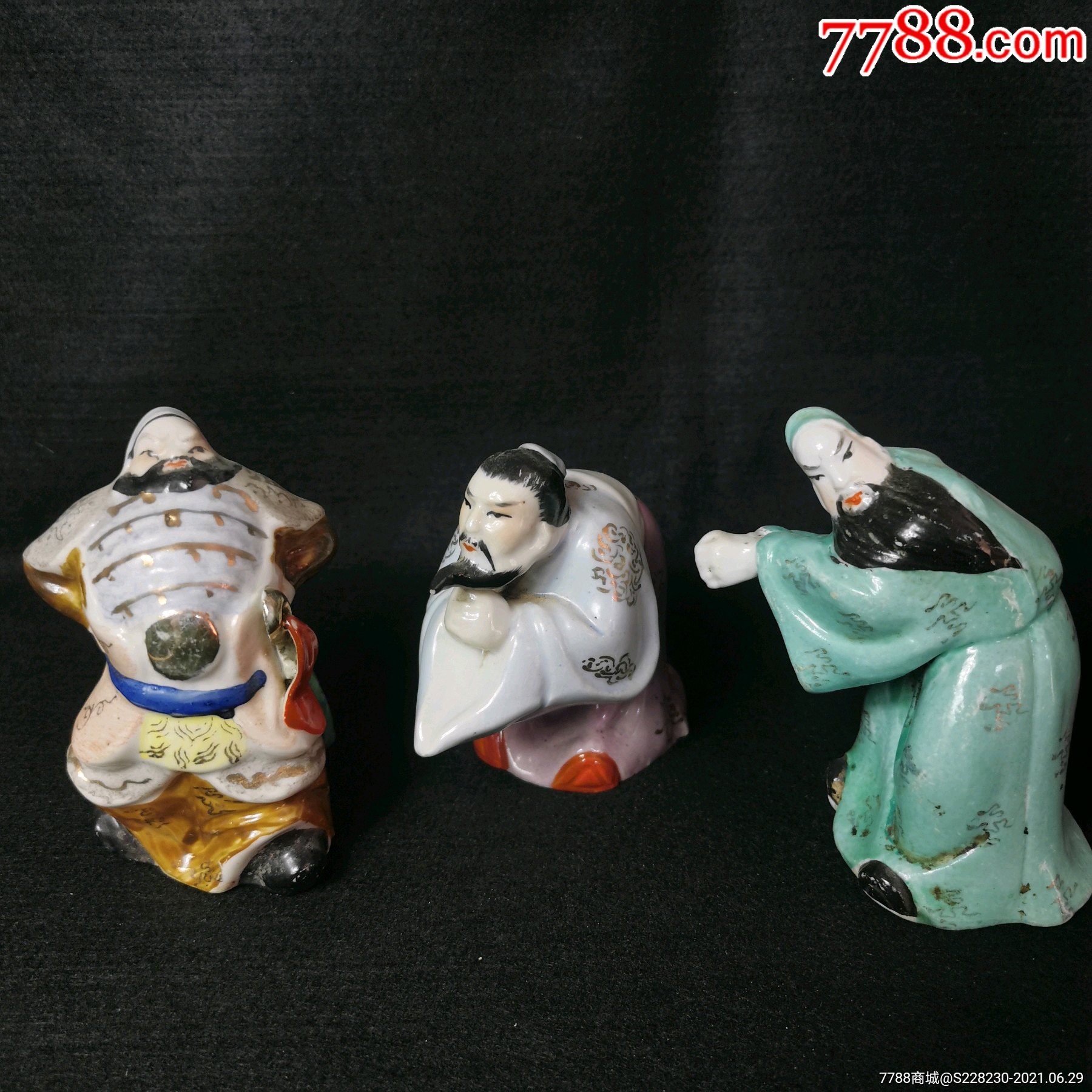 景德镇老厂货雕塑瓷厂,七八十年代手绘姚彩三国刘关张摆件一套,刘备
