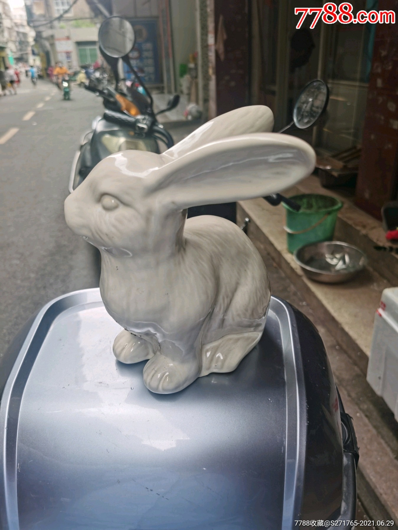 老瓷塑兔子摆件