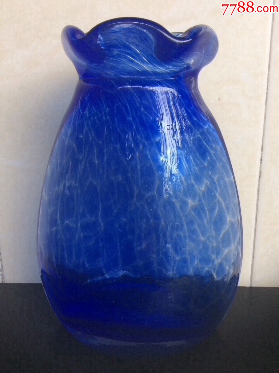 厚重蓝色玻璃花口瓶