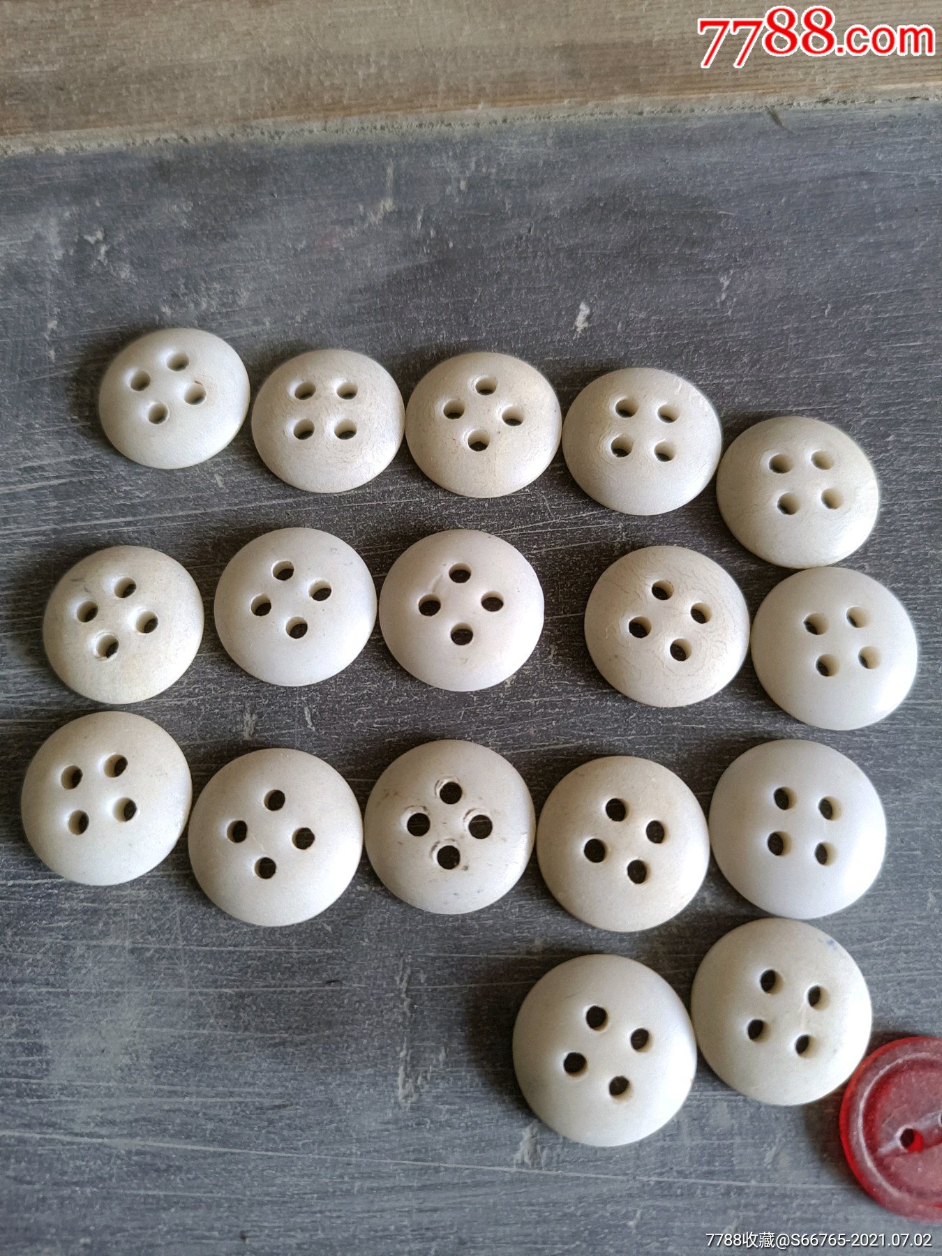 怀旧民国白瓷四眼军扣17个_衣扣/纽扣_第1张_7788画册网