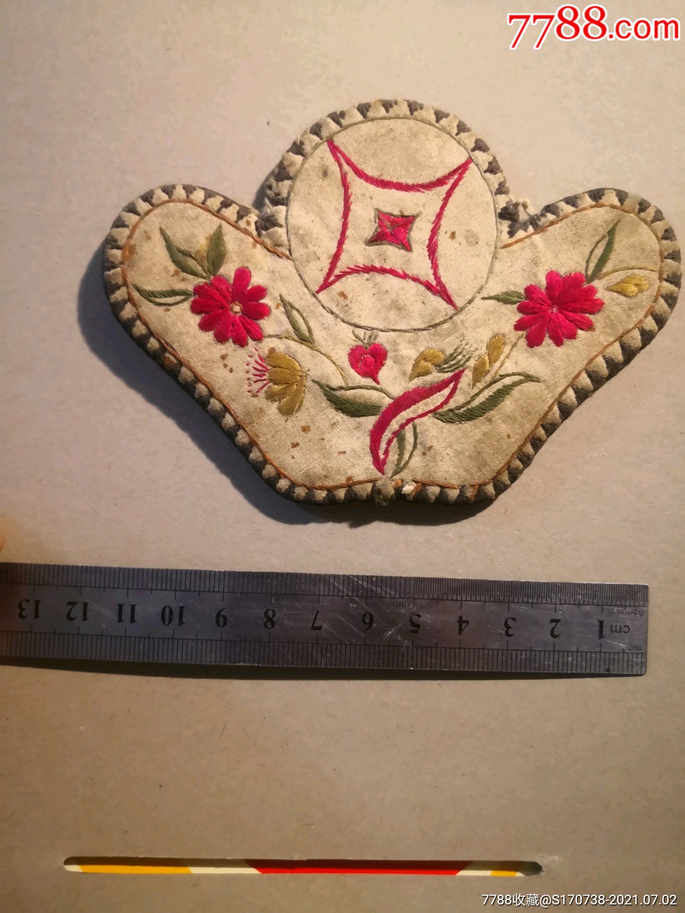 白底花卉双面元宝手工刺绣饰品12x8