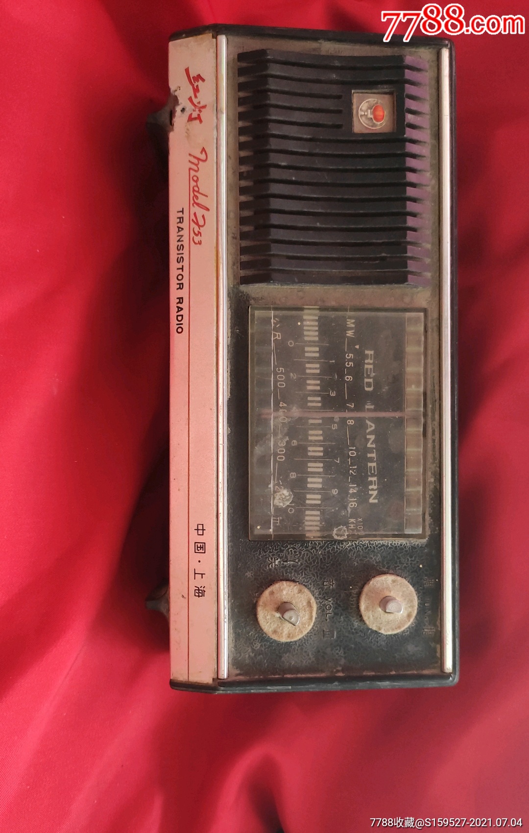 一台70年代的红灯牌收音机品如图