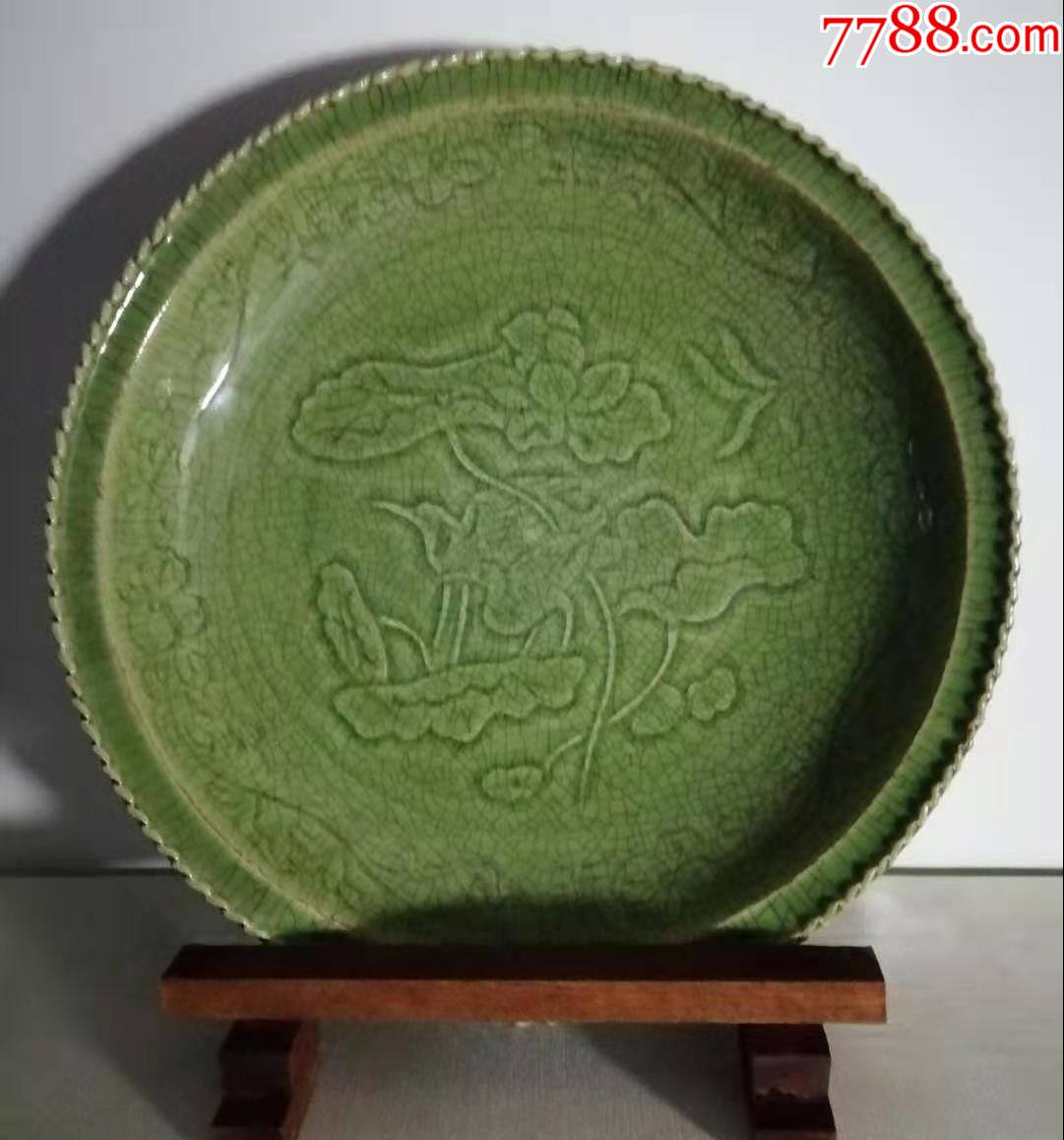 宋龙泉窑荷花纹大盘