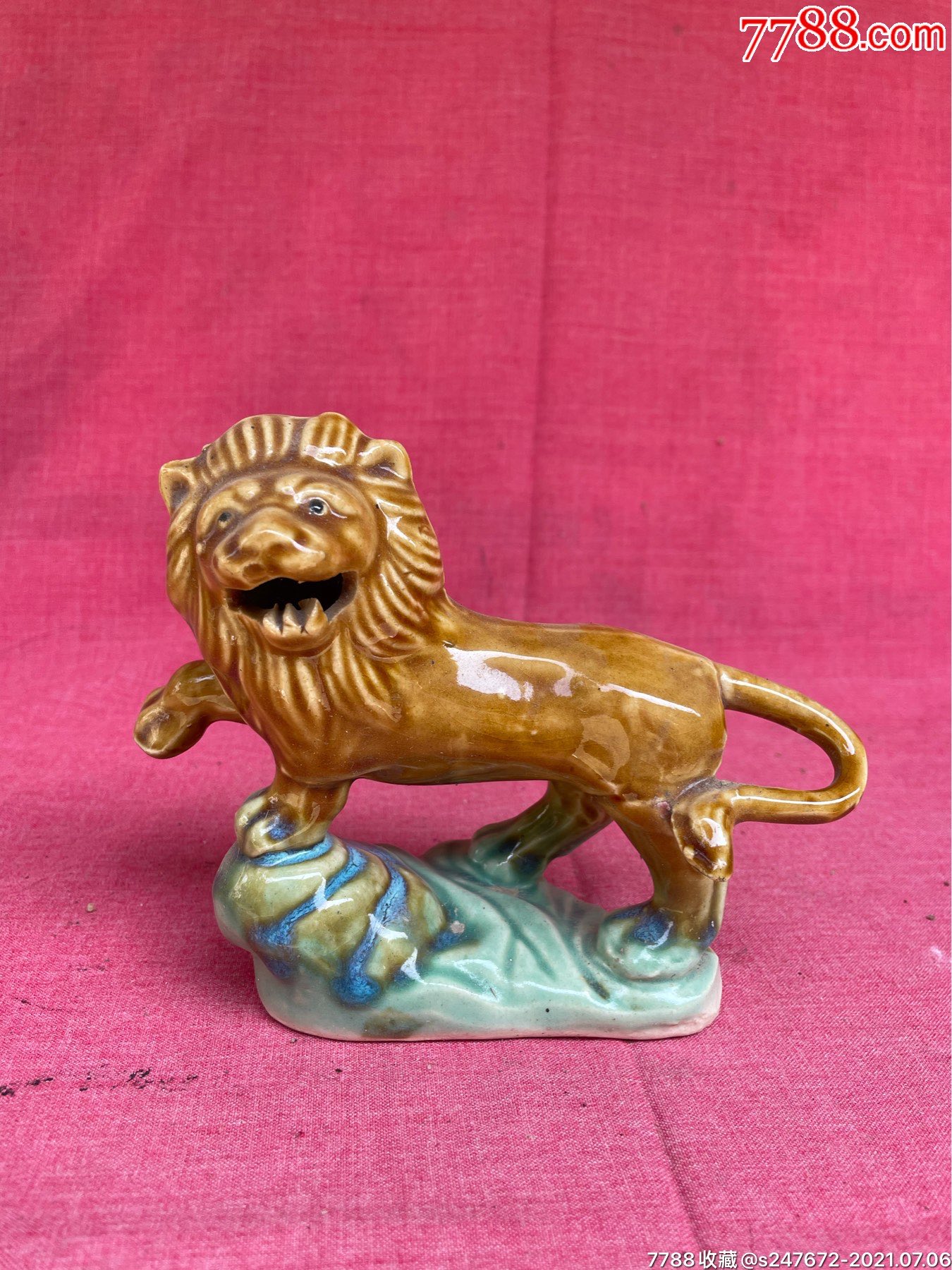 黄釉狮子摆件