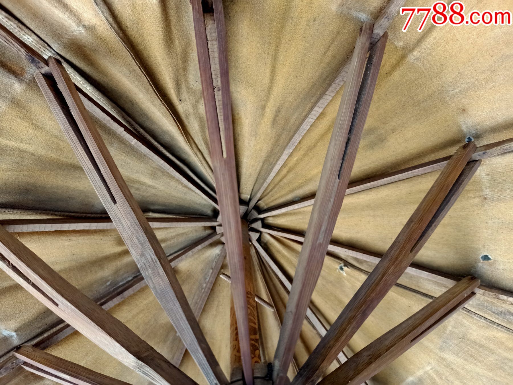 民国油布伞c185,手工制作,竹子的好用,油布有破损,可以修,不少肉,快递