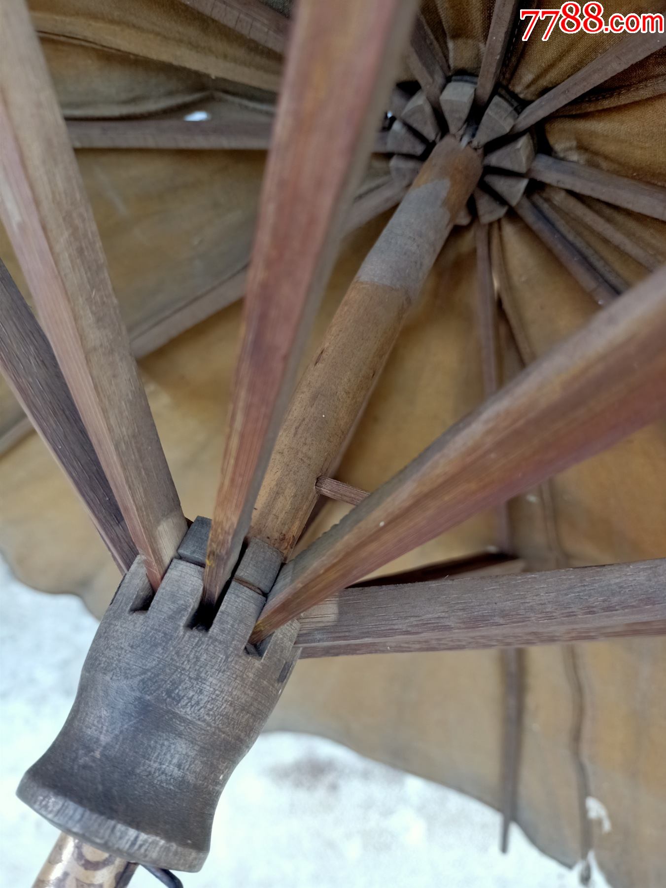 民国油布伞c185,手工制作,竹子的好用,油布有破损,可以修,不少肉,快递