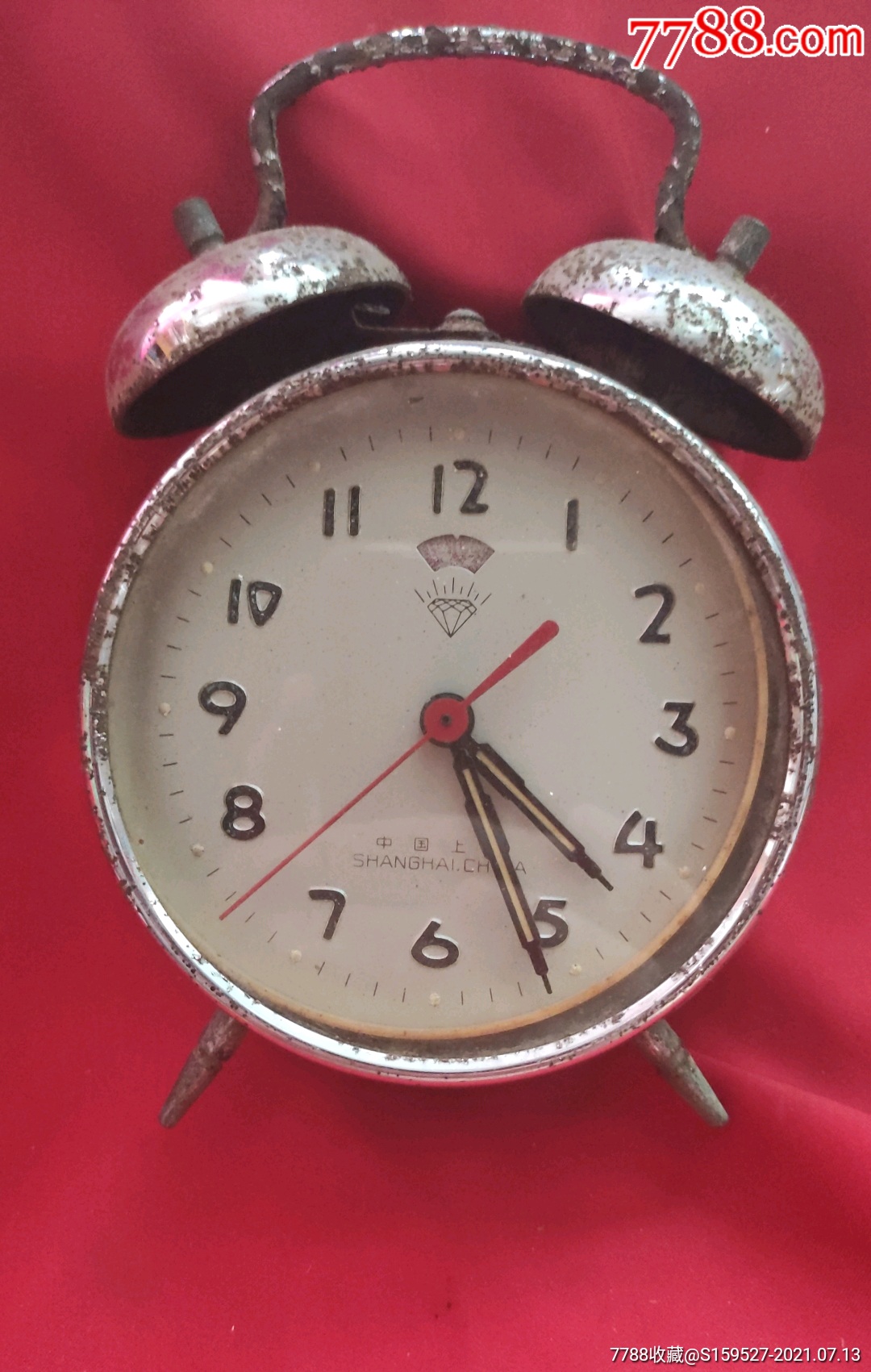 一台早期钻石牌闹钟由上海钟表厂制造品如图