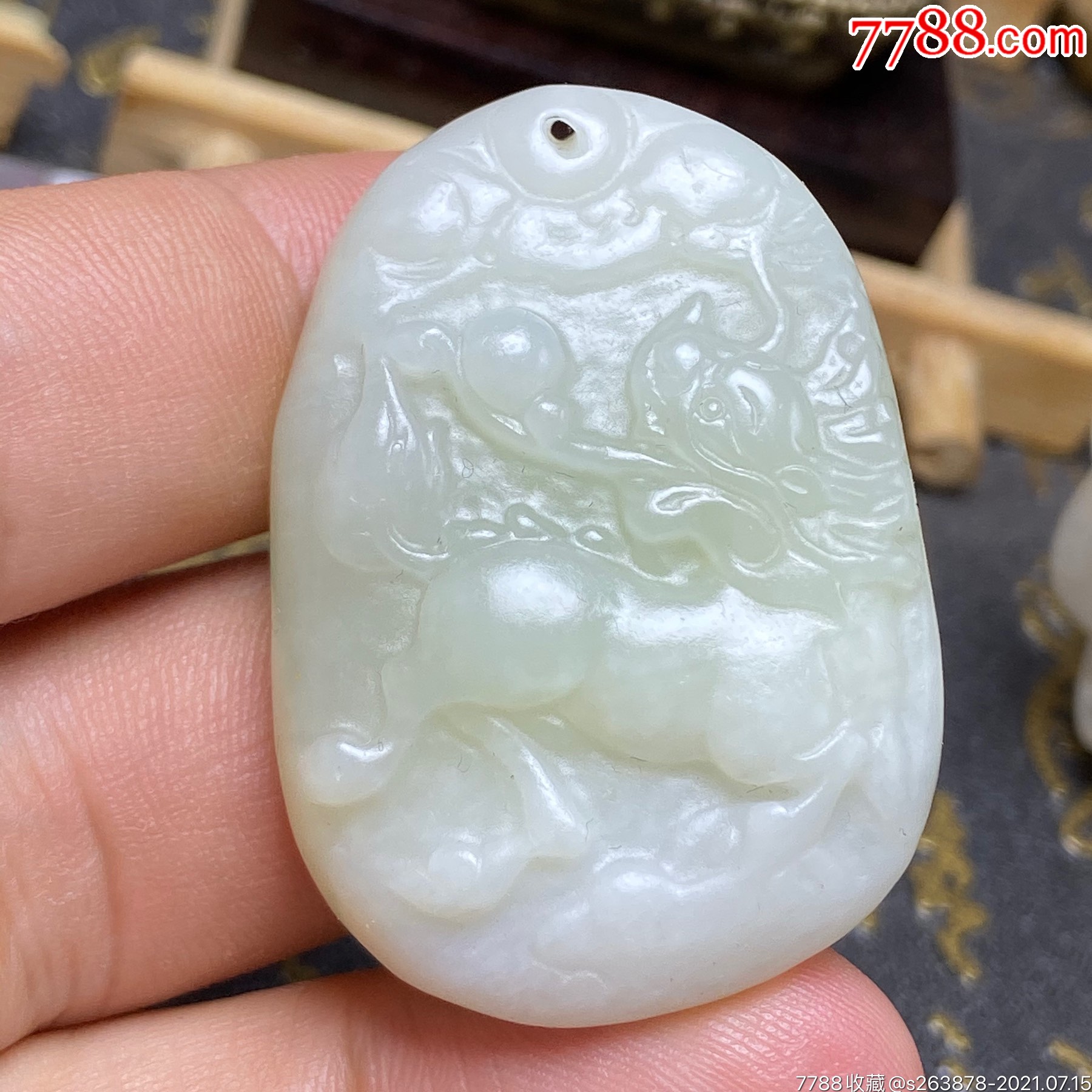 有些年头和田玉麒麟献宝吊坠