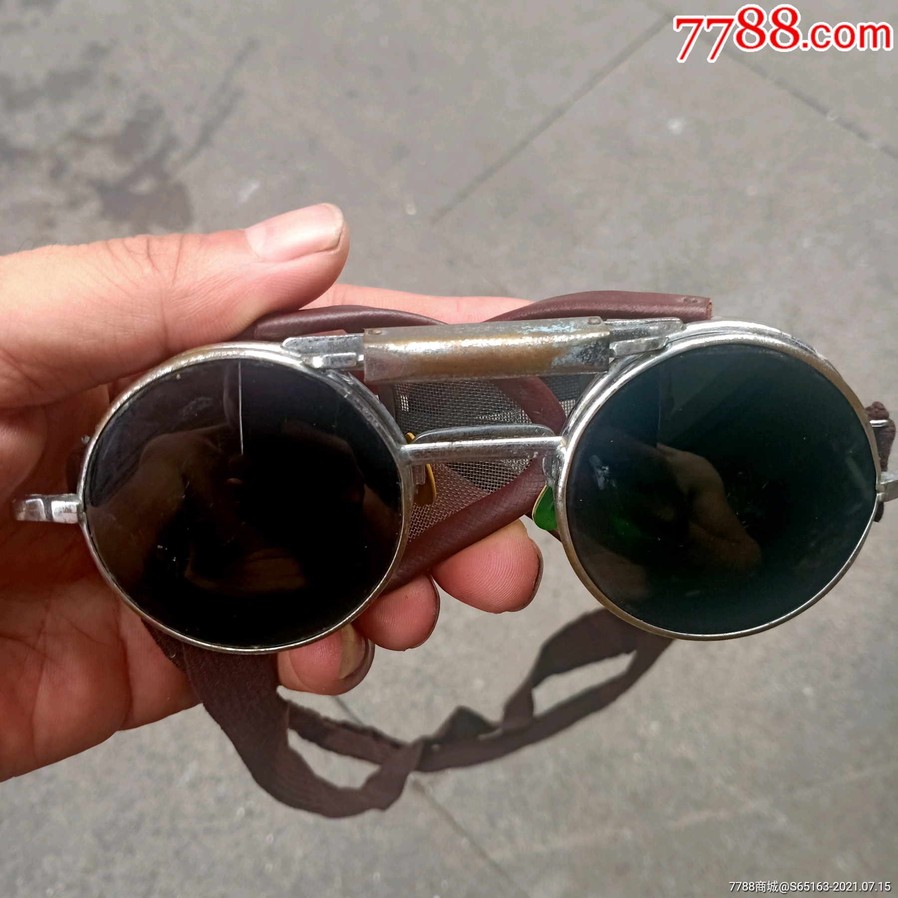 早期上海眼镜厂出品的空军防风眼镜