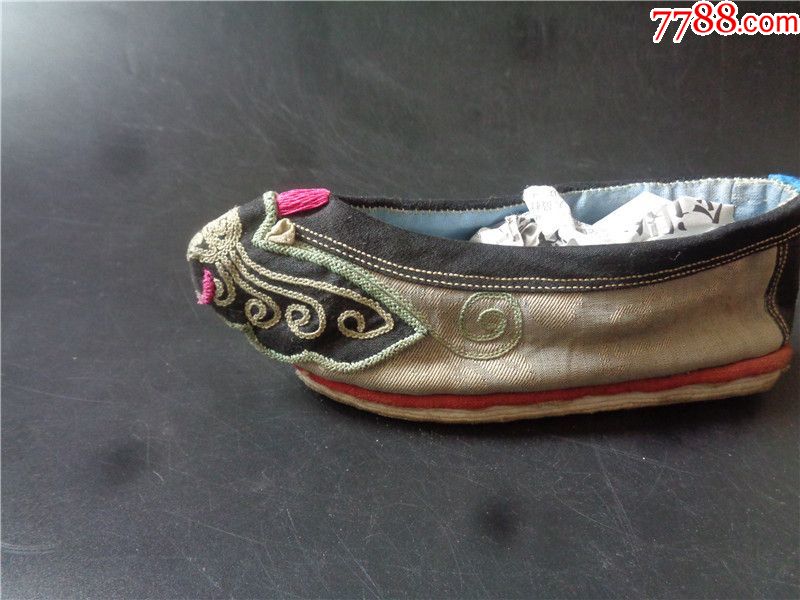 清代苏绣蝴蝶纹三寸金莲绣花鞋一只